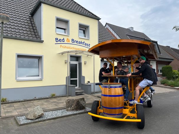 Bierbike Tour in Legden Münsterland mit einer großen Gruppe und Musik.