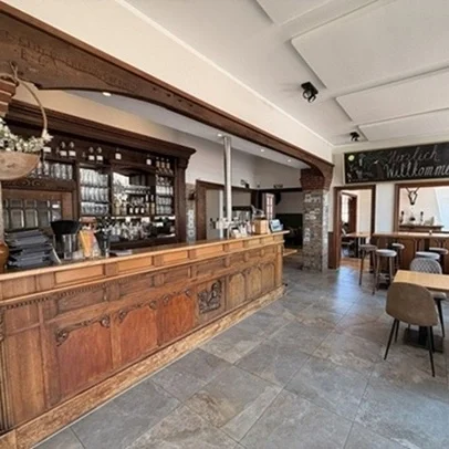 Historischer Thekenbereich der Gaststätte im Ortskern – Pension & Gästehaus Legden.