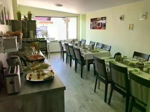Großer Aufenthaltsraum in der Pension - Gästehaus Legden mit langen Tischen für Gruppen, Monteure und Biker im Münsterland.