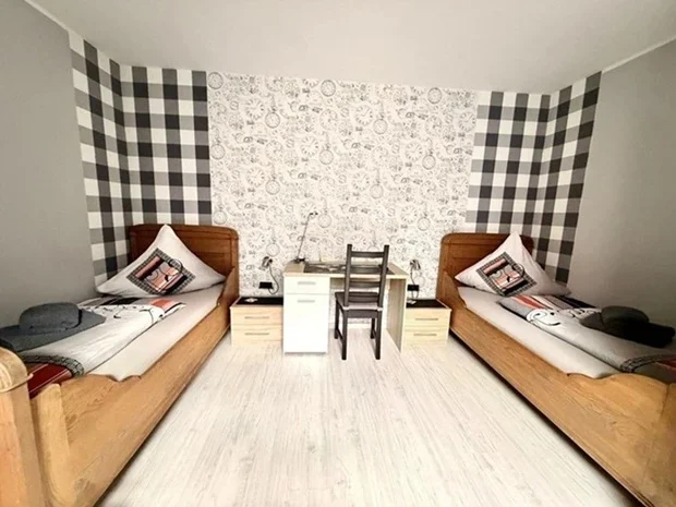 Zweibettzimmer mit getrennten Betten & Schreibtisch für Monteure in der Pension Legden.