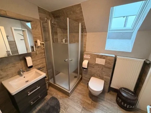 Modernes Badezimmer mit Dusche, Waschbecken und WC in der Pension - Gästehaus Legden.