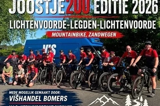 Niederländische Mountainbiker-Gruppe der Joostje 200 Tour 2026 mit Fahrrädern und Sponsor-Transporter vor der Route Lichtenvorde-Legden