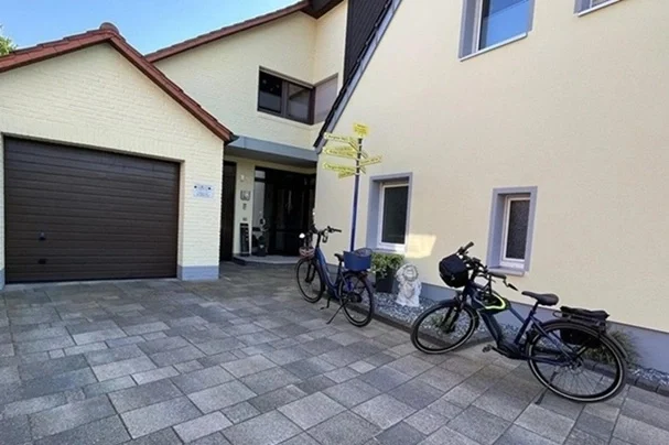 Fahrräder für eine Radtour durch das Münsterland abgestellt vor dem Gästehaus in Legden.