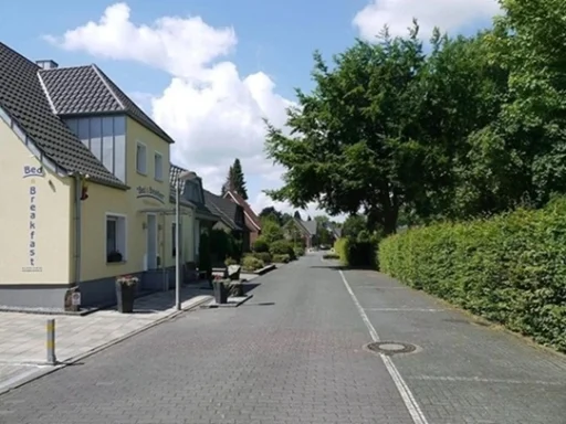 Außenansicht der Pension mit Stellplätzen für Autos und Transporter im Raum Rosendahl.