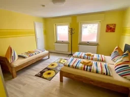 Geräumiges Dreibettzimmer mit Doppelbett und Einzelbett in der Pension - Gästehaus Legden.