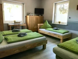 Geräumiges Mehrbettzimmer für Gruppen und Monteure in der Pension - Gästehaus Legden.