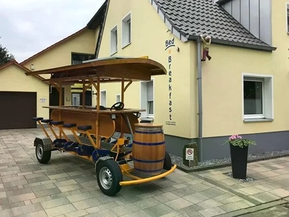 Großes Bierbike für Clubtouren und Gruppen nahe Dorf Münsterland vor der Pension - Gästehaus Legden.