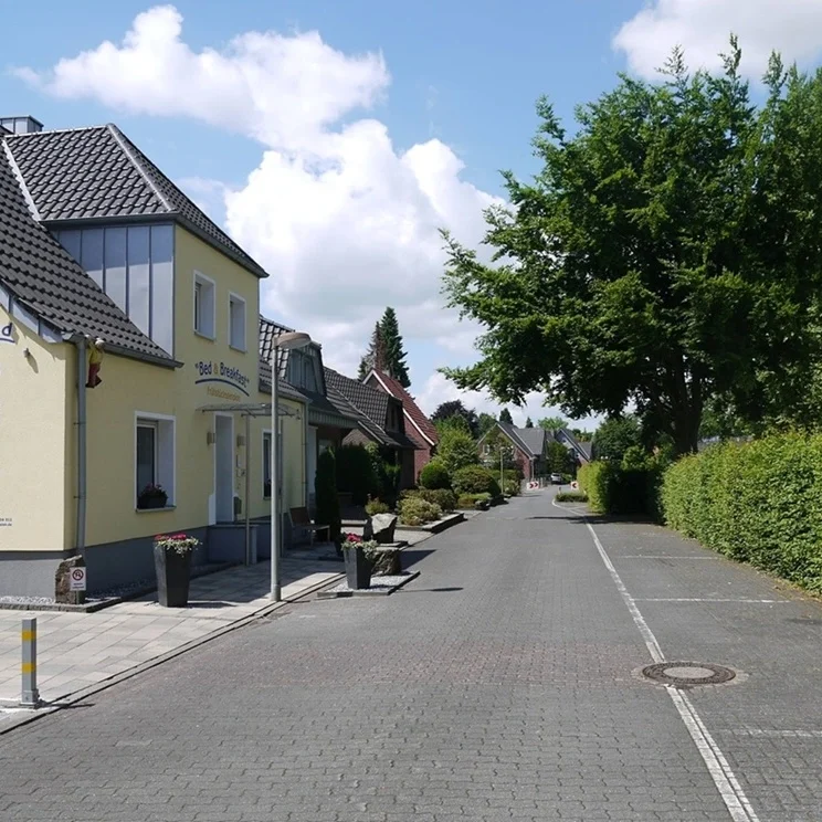 Großer, befestigter Parkplatz der Pension in Legden mit ausreichend Platz für Transporter und Handwerker-Fahrzeuge.