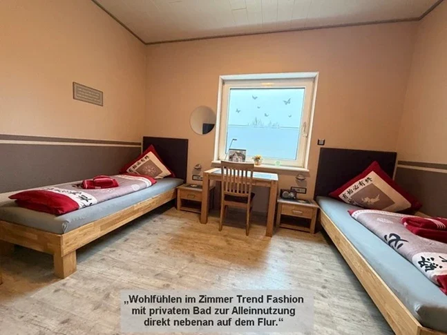 Zweibettzimmer für Monteure in Legden mit getrennten Betten und privatem Badezimmer.