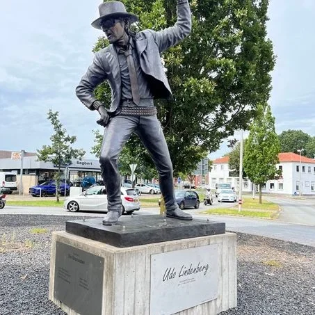 Die bronzene Udo-Lindenberg-Statue auf einem Sockel in Gronau nahe der Pension - Gästehaus Legden.