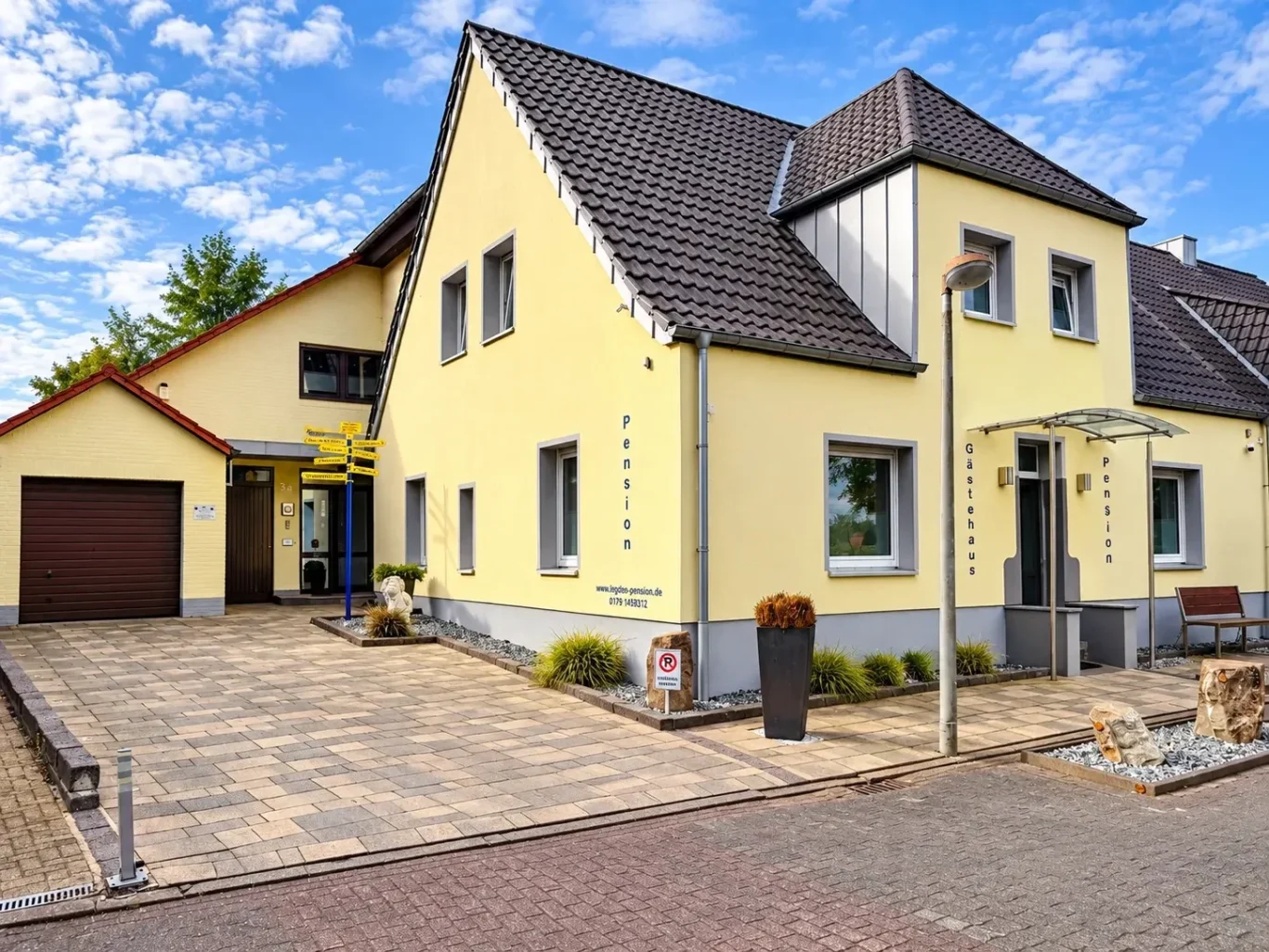 pension-nahe-ahaus-industriepark-monteurzimmer Gelbes Pensionsgebäude im Münsterland als komfortable Unterkunft für Gäste aus Ahaus.
